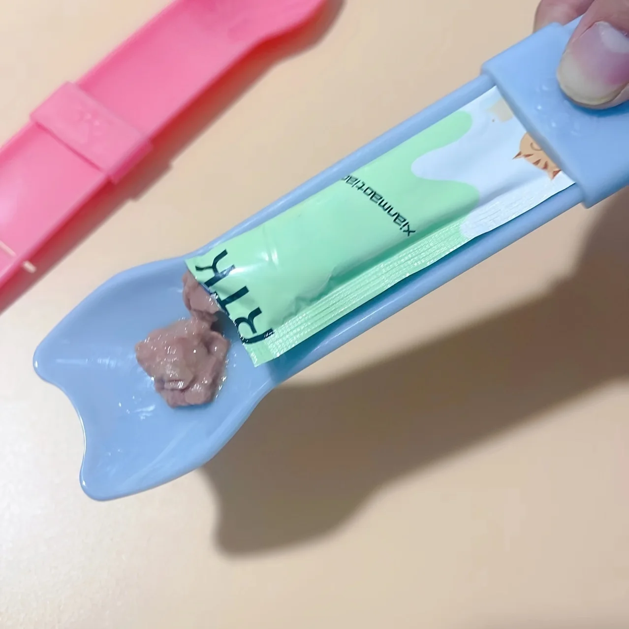 Cat Strip Squeeze Spoon Feeder for Lickable Wet Cat Treats Pet Liquid Snack Feeding Tool 1005012117813678